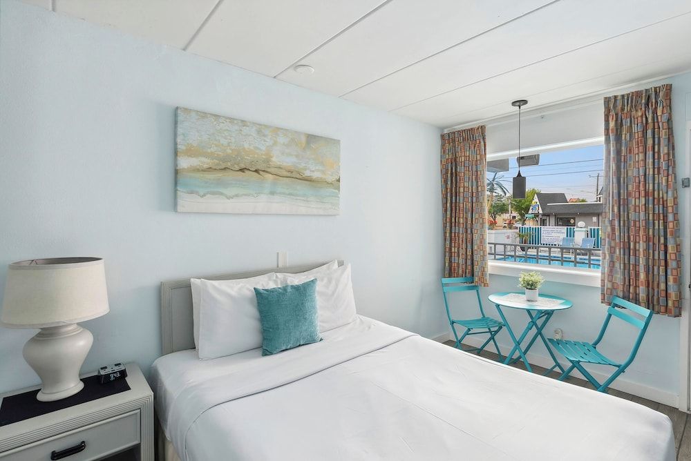 Single Room, 1 Queen Bed (Check-In Age 25)