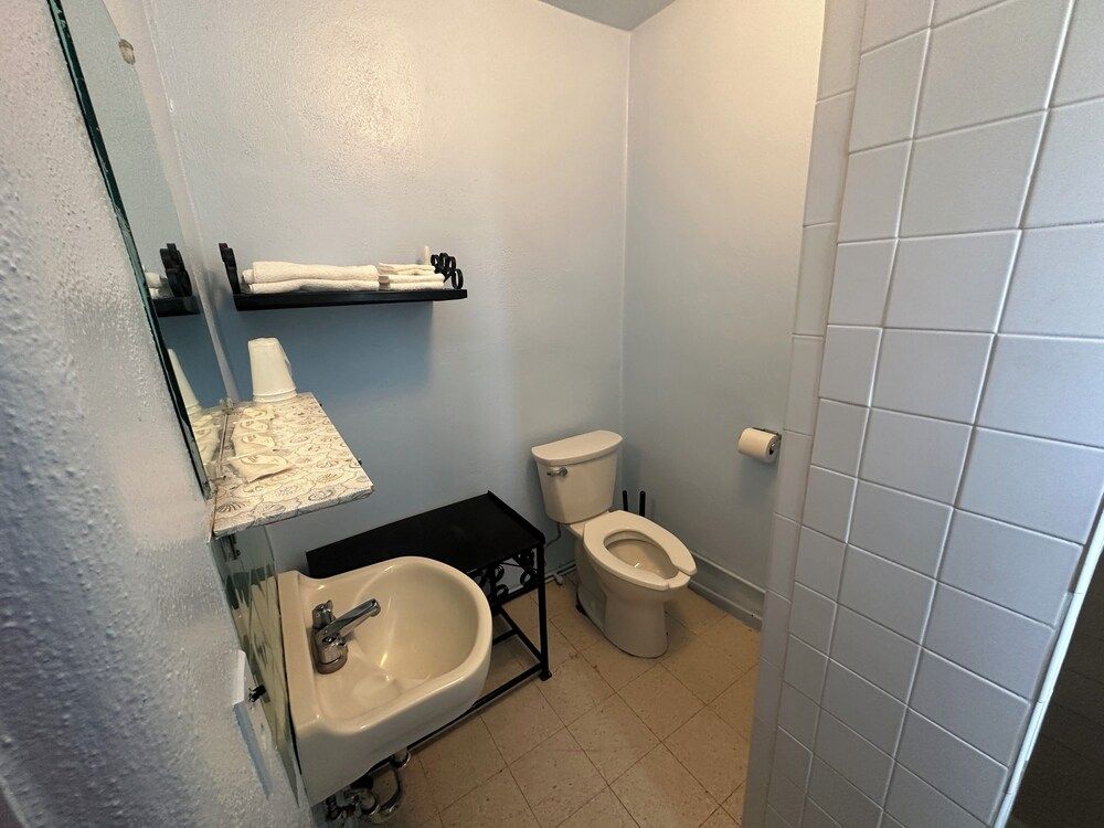 Maverick Motel and Glamp Ground Standard Single Room, 1 Queen Bed, Mountain View 11