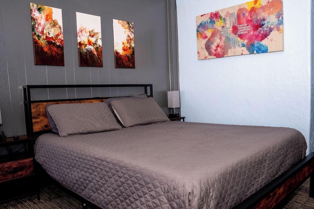 Maverick Motel and Glamp Ground Standard Single Room, 1 Queen Bed, Mountain View 4