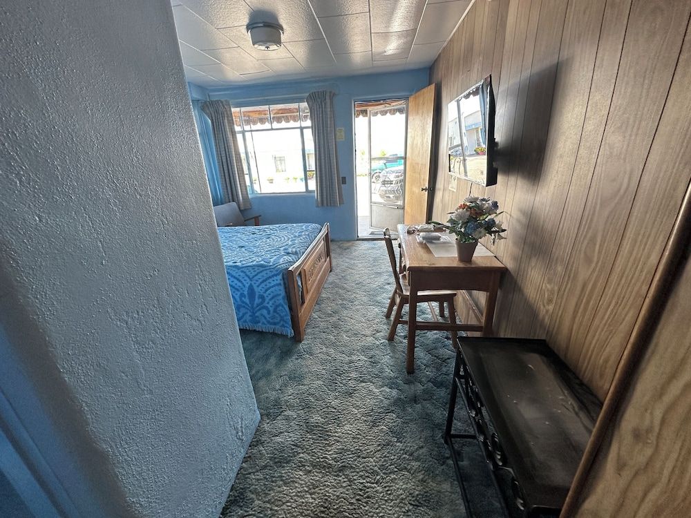 Maverick Motel and Glamp Ground Standard Single Room, 1 Queen Bed, Mountain View 17
