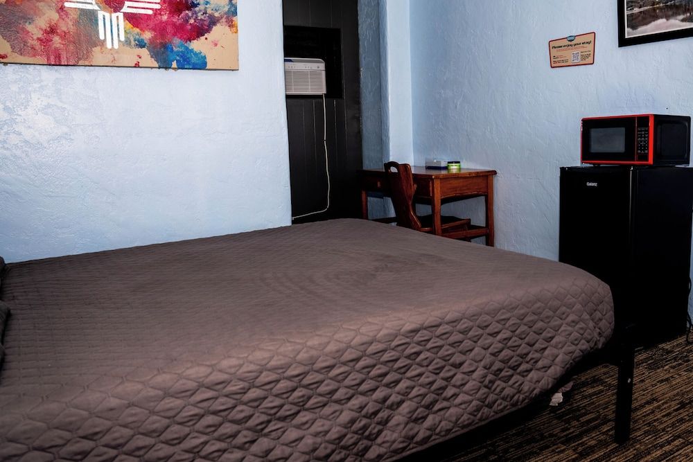 Maverick Motel and Glamp Ground Standard Single Room, 1 Queen Bed, Mountain View 3