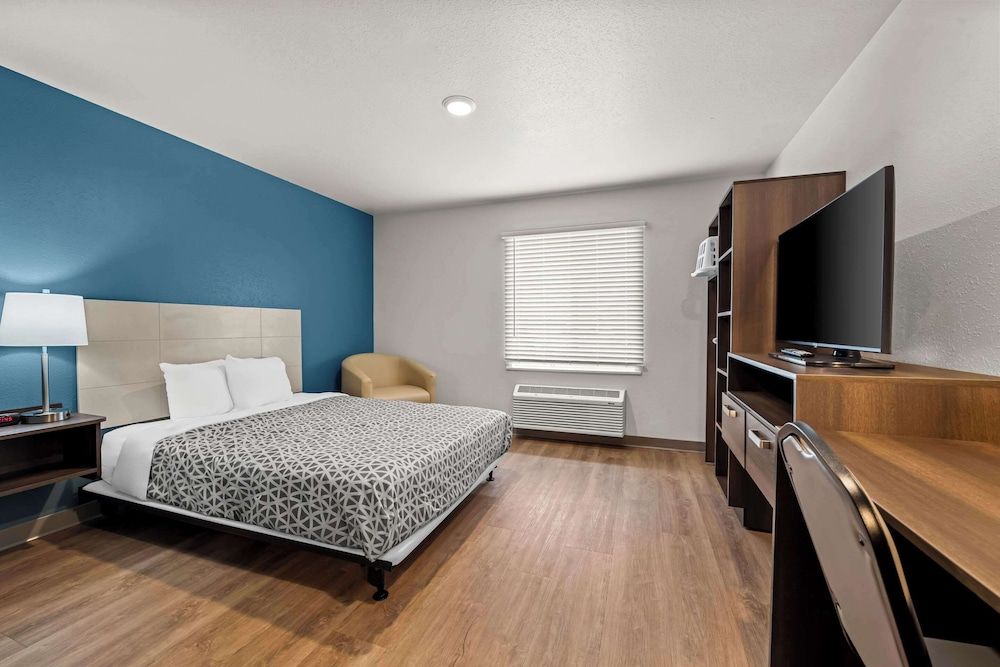 Woodspring Suites Loves Park Rockford Room, 1 Queen Bed, Accessible, Non Smoking 2