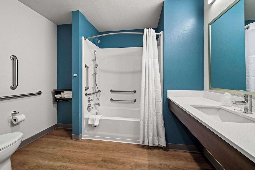 Woodspring Suites Loves Park Rockford Room, 1 Queen Bed, Accessible, Non Smoking 3