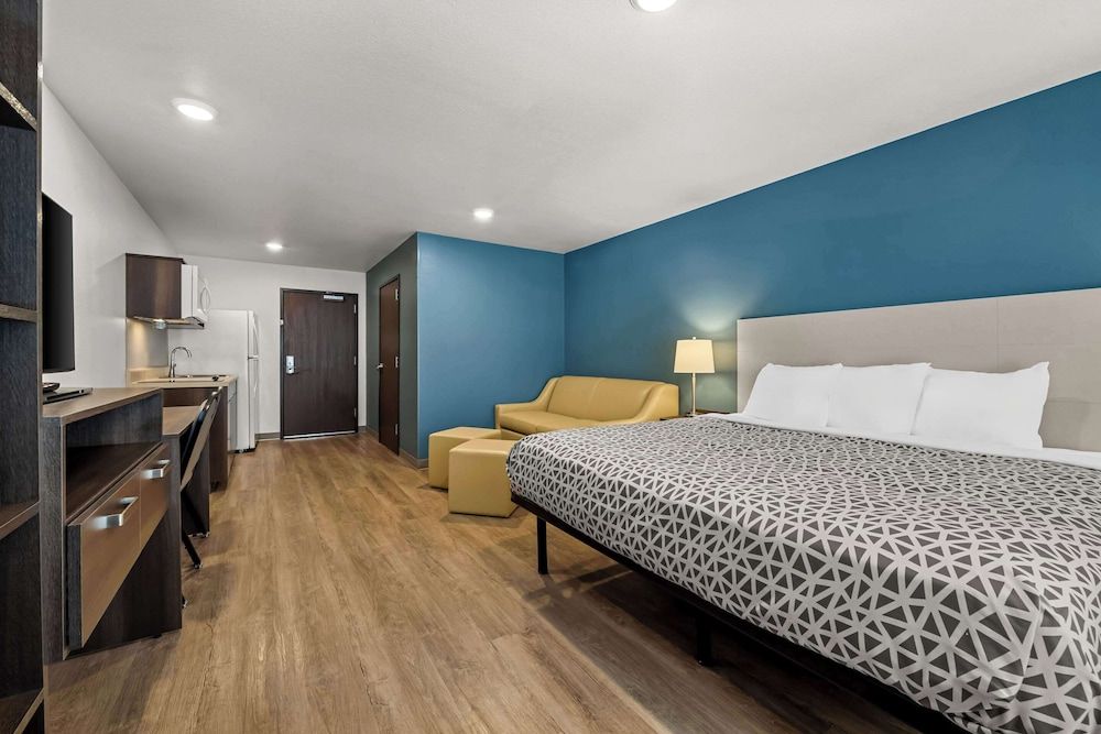 Woodspring Suites Loves Park Rockford Standard Room, 1 King Bed, Non Smoking 2