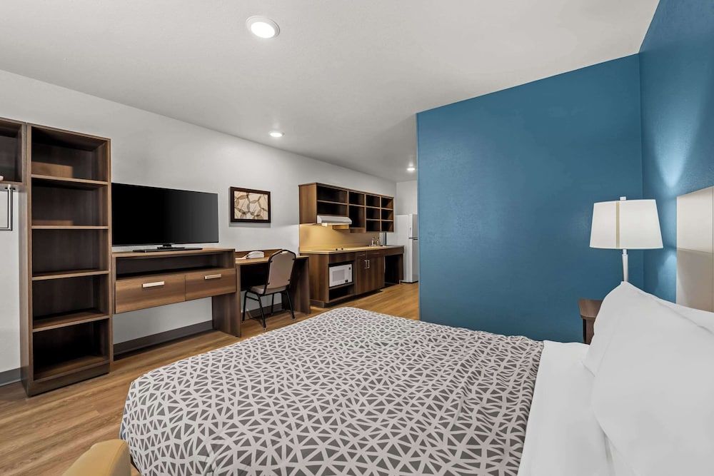 Woodspring Suites Loves Park Rockford Room, 1 Queen Bed, Accessible, Non Smoking 4