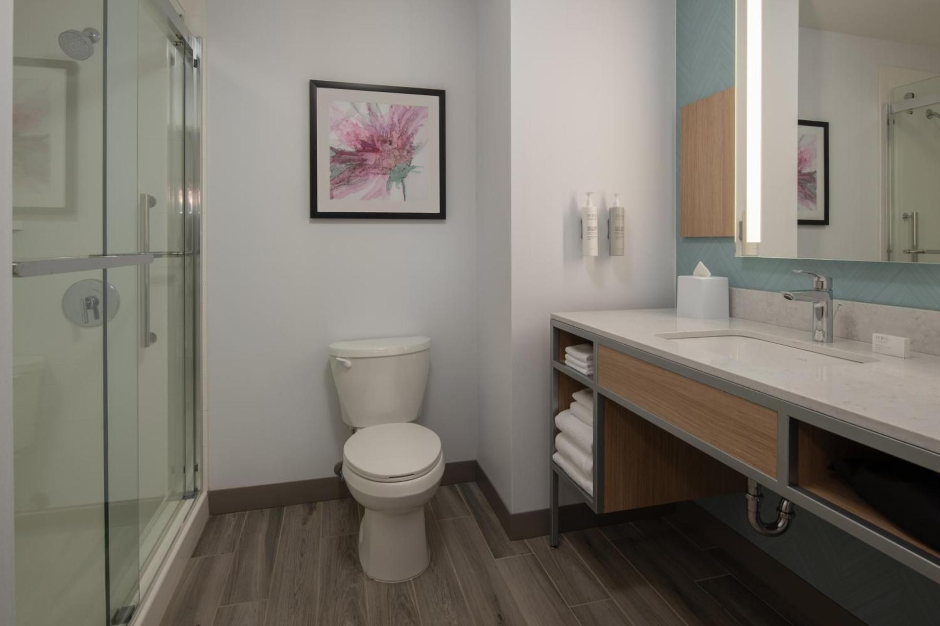 2 QUEEN HEARING ACCESSIBLE ROOM