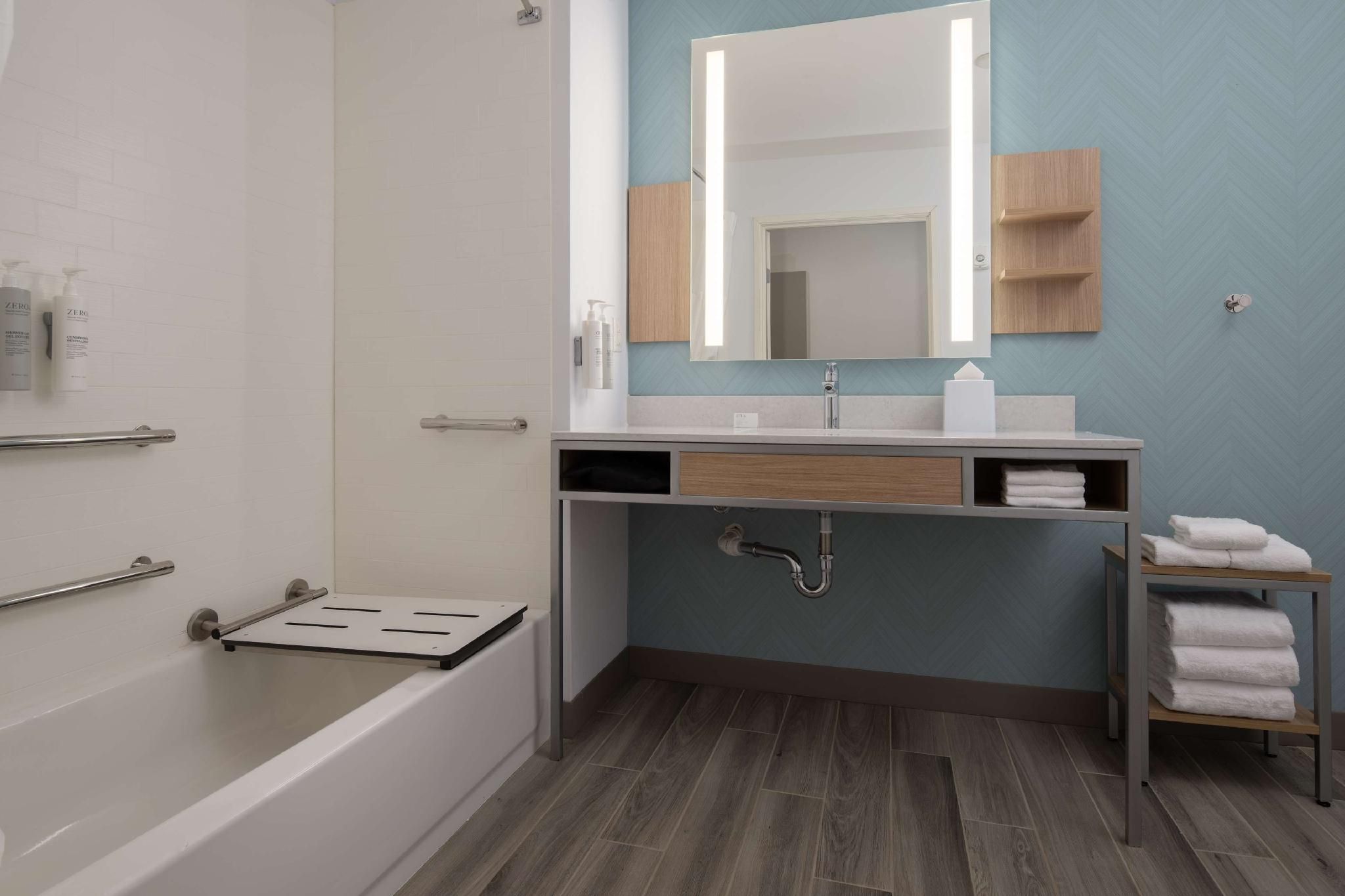 1 King Mobility Accessible w/ Bathtub