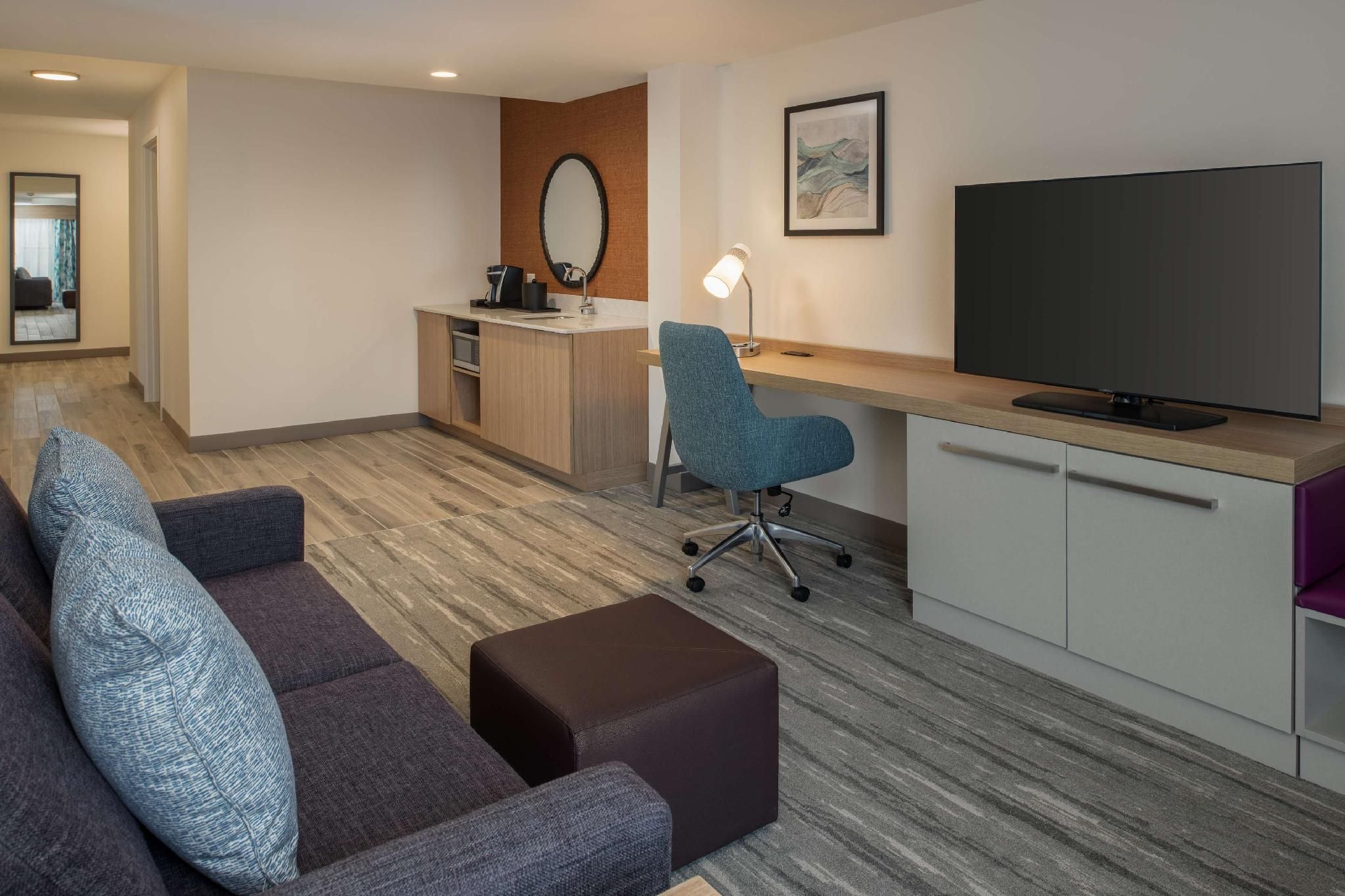 Hilton Garden Inn Tacoma Downtown 1 KING BED WITH SOFABED 3