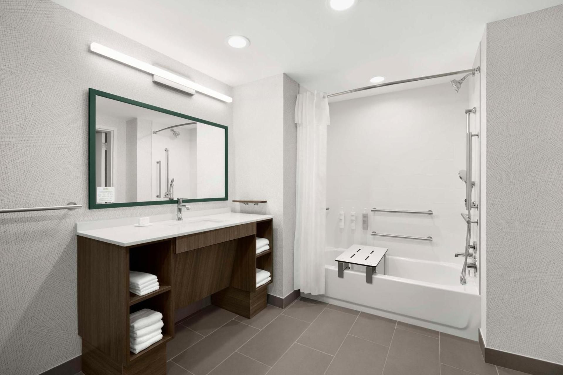 2 Queen Hearing Accessible Studio Suite