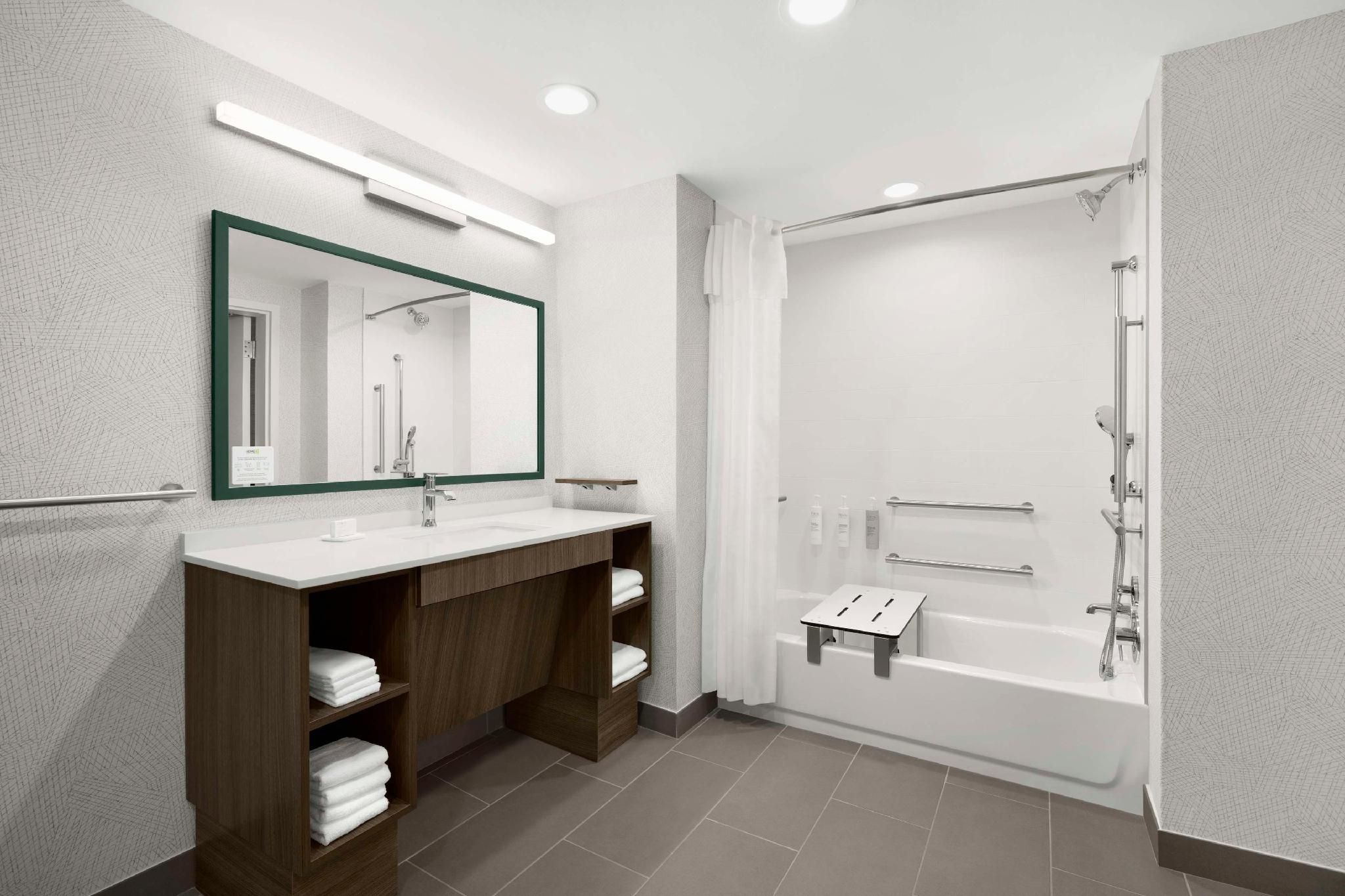 1 Kg Mobility/Hearing Access Tub 1 Bdrm Suite