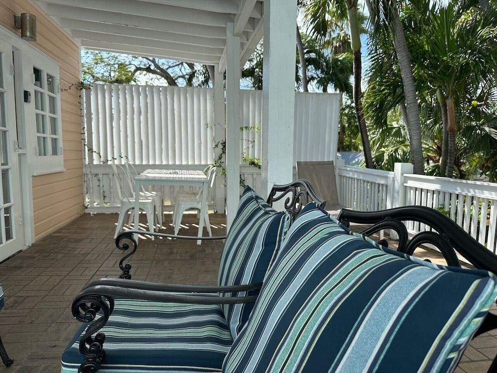 Douglas House Christmas Palm Loft Suite, 2 Queen Beds, Garden View, 2nd Floor Stair Access 6