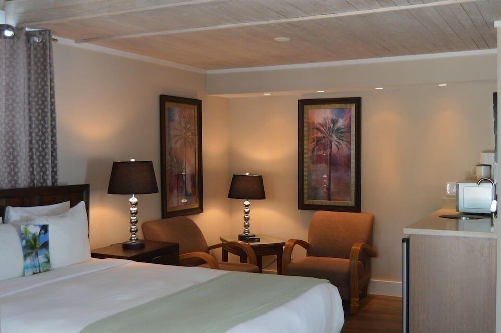 Douglas House Christmas Palm Loft Suite, 2 Queen Beds, Garden View, 2nd Floor Stair Access 2