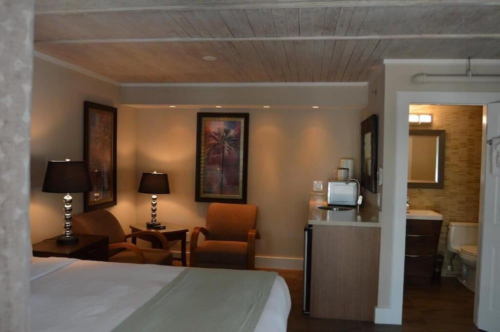 Douglas House Christmas Palm Loft Suite, 2 Queen Beds, Garden View, 2nd Floor Stair Access 3