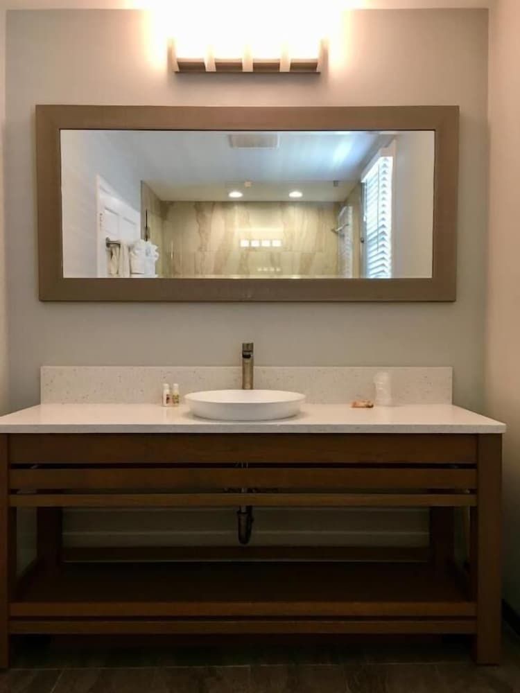 Douglas House Sugar Palm Superior Suite, 2 Queen beds, living area, Balcony, Pool View, Garden Area 2nd Floor Stai 4