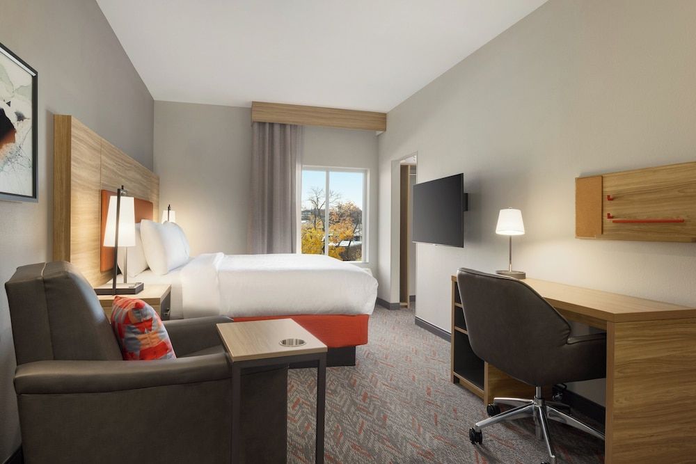 Studio Suite, 1 King Bed, Roll-in Shower (Mobility)