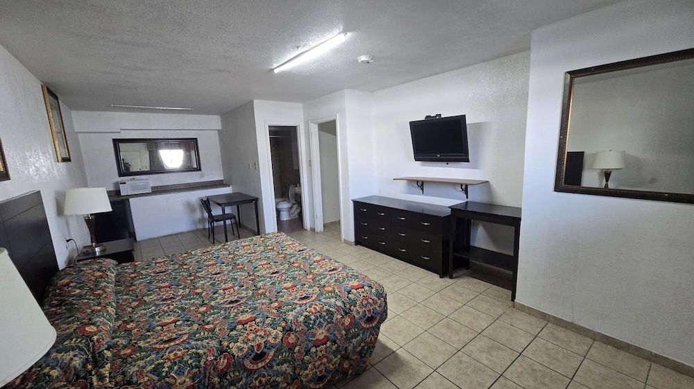 Room, 1 King Bed, Smoking, Kitchenette