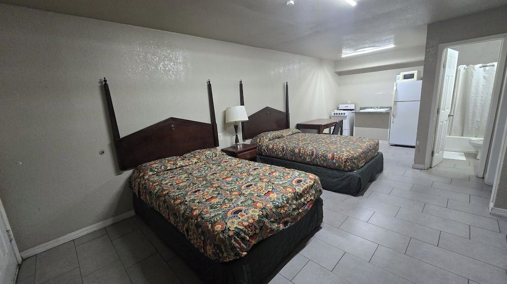 Room, 2 Queen Beds, Kitchenette