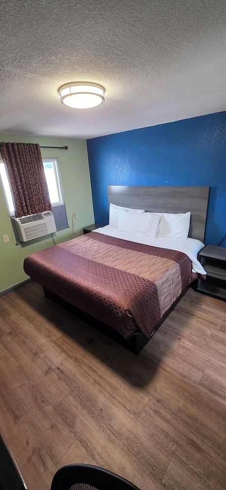 Single Room, 1 King Bed, Smoking