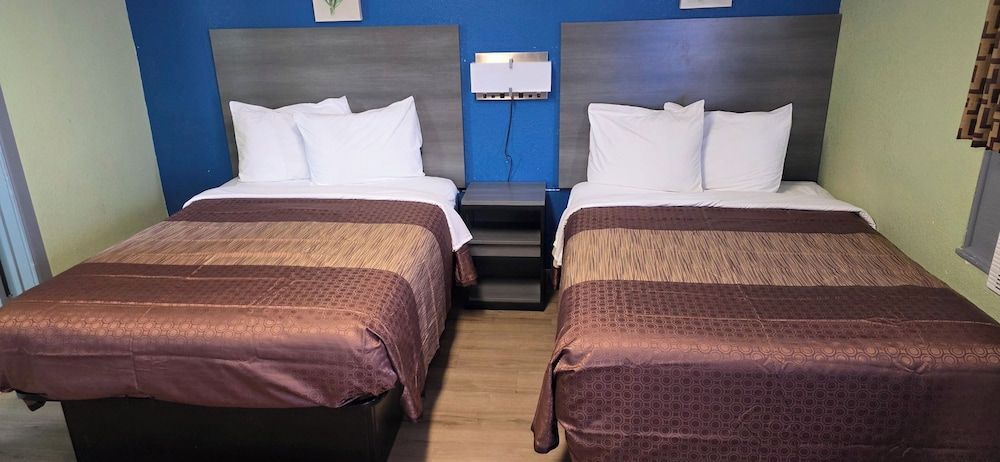 Plaza Motel Double Room, 2 Double Beds, Smoking