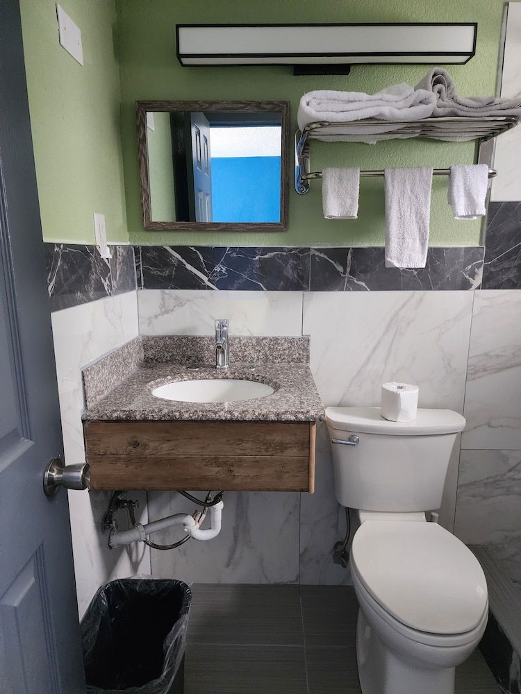 Plaza Motel Single Room, 1 King Bed, Non Smoking 2