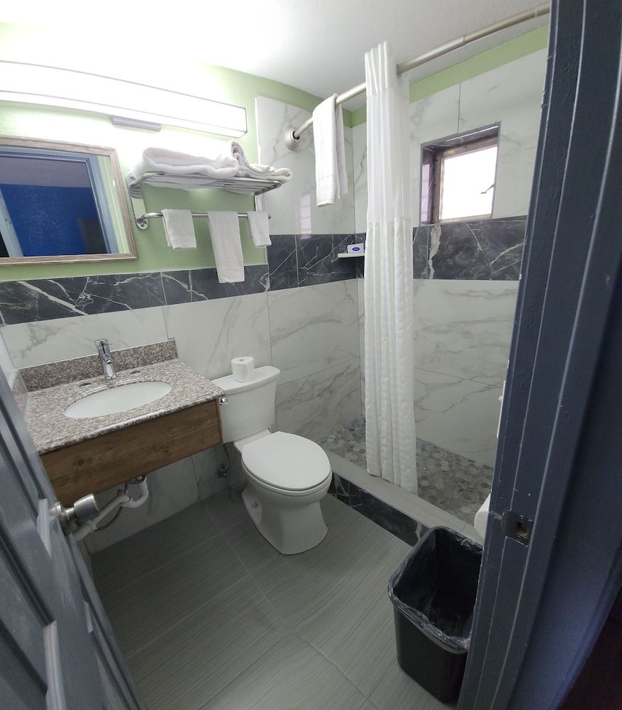 Plaza Motel Single Room, 1 King Bed, Non Smoking 3