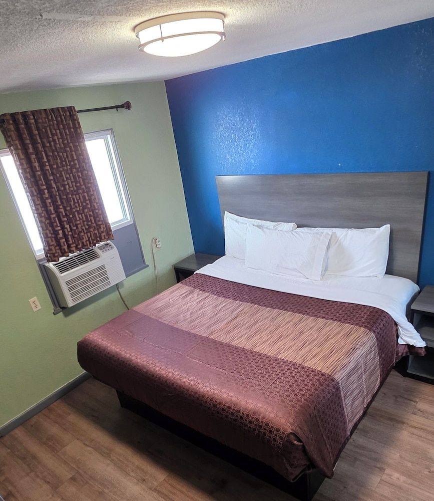 Single Room, 1 King Bed, Smoking