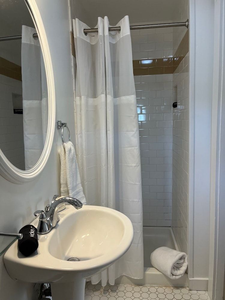 Inn on Shore Road Classic Room, 1 Queen Bed 3