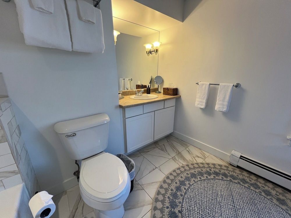 Inn on Shore Road Luxury Room, 1 King Bed 4