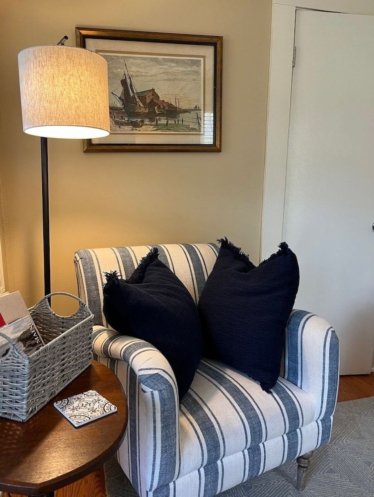 Inn on Shore Road Classic Room, 1 Queen Bed 5