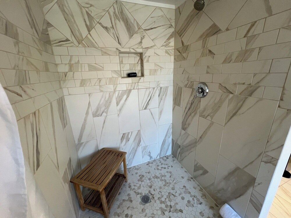 Inn on Shore Road Luxury Room, 1 King Bed 5