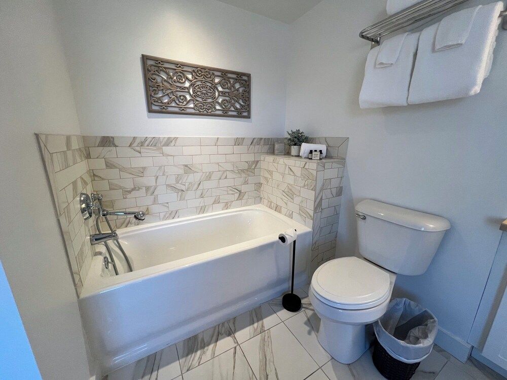 Inn on Shore Road Luxury Room, 1 King Bed 3