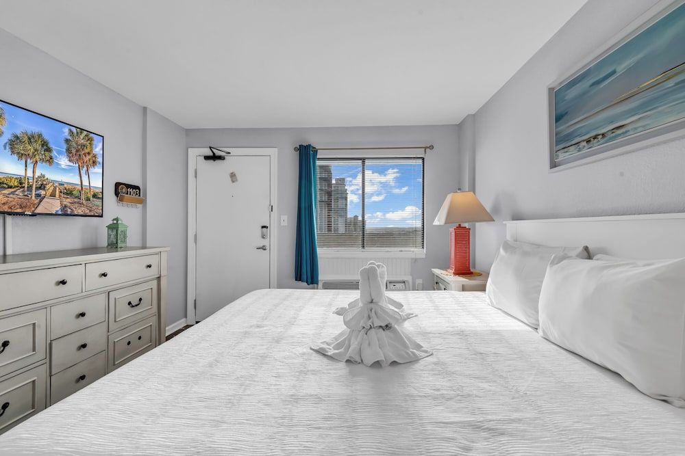 Signature Condo, 1 Bedroom, Kitchen, Partial Ocean View