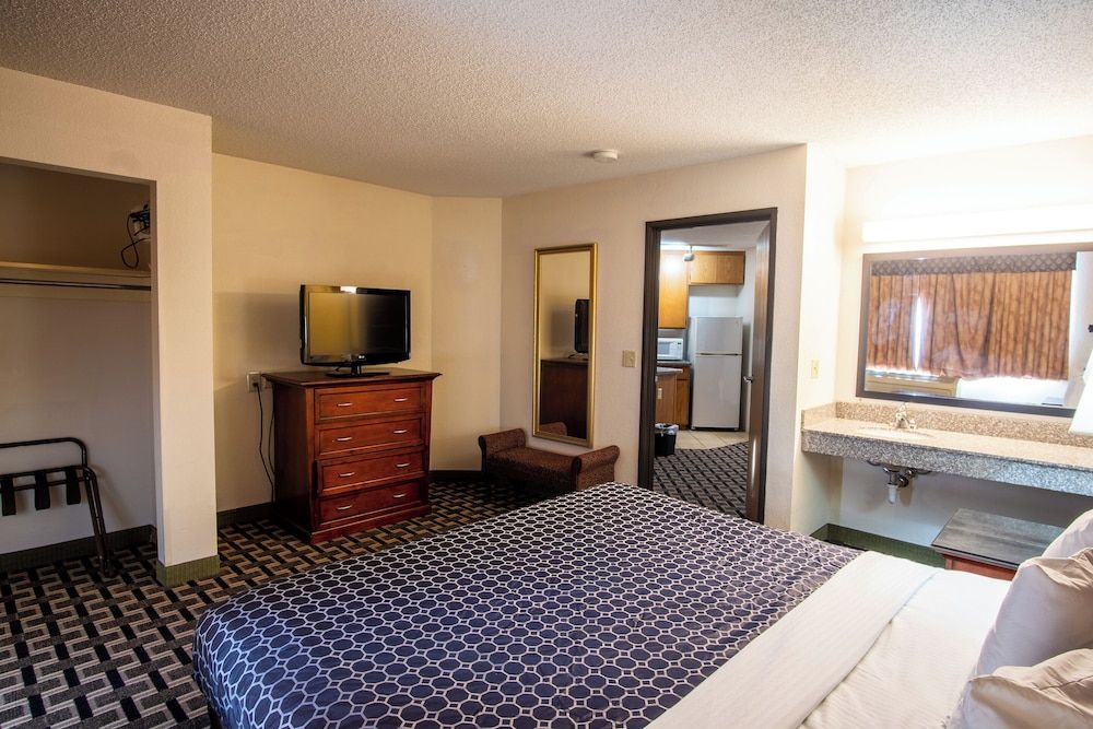 Blue Way Inn & Suites Eagan 1 King Bed Studio Suite Oversized Non- Smoking 3