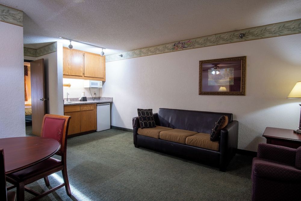 Blue Way Inn & Suites Eagan 2 Queen Bed Executive Suite Non-Smoking 4