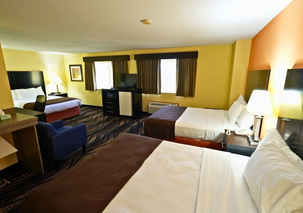 Rock Island Inn & Suites Streator IL Family Studio Suite, Non Smoking (3 Queen Beds) 4