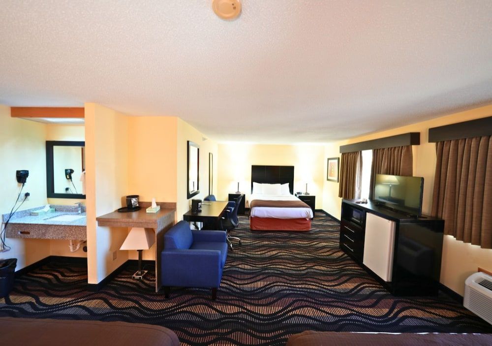 Rock Island Inn & Suites Streator IL Family Studio Suite, Non Smoking (3 Queen Beds) 7