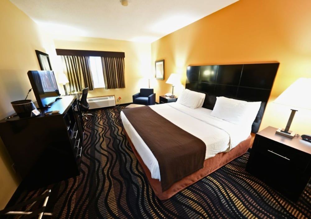Rock Island Inn & Suites Streator IL Standard Room, 1 King Bed, Accessible Bathtub, Non Smoking 5