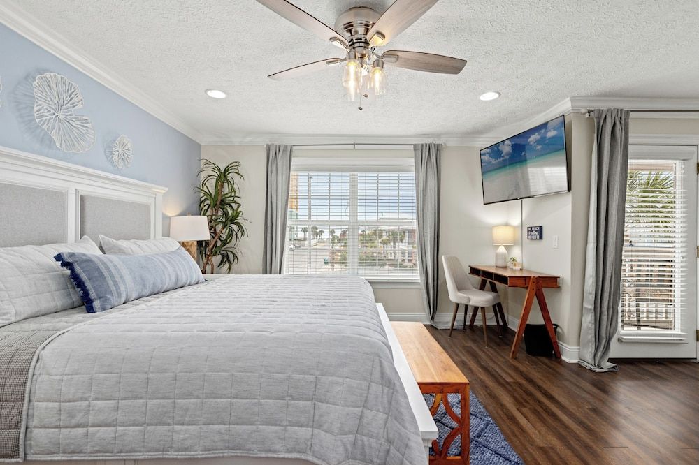 House, Multiple Beds, Balcony, Garden View (7818 Thomas Dr)