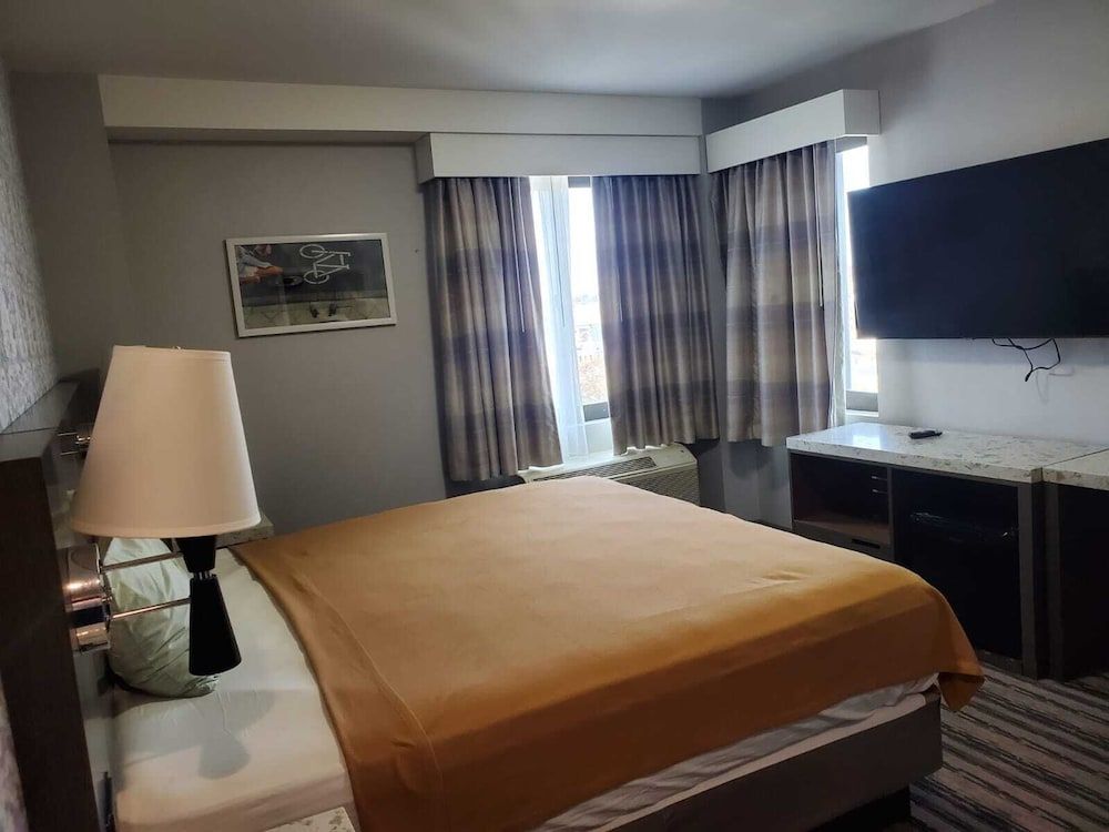 Single Room, 1 King Bed, Non Smoking, Private Bathroom