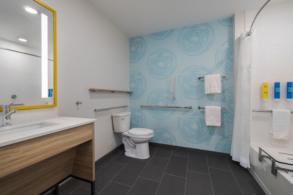 Tru By Hilton Oshkosh Room, 2 Queen Beds, Accessible, Bathtub (Mobility & Hearing) 2