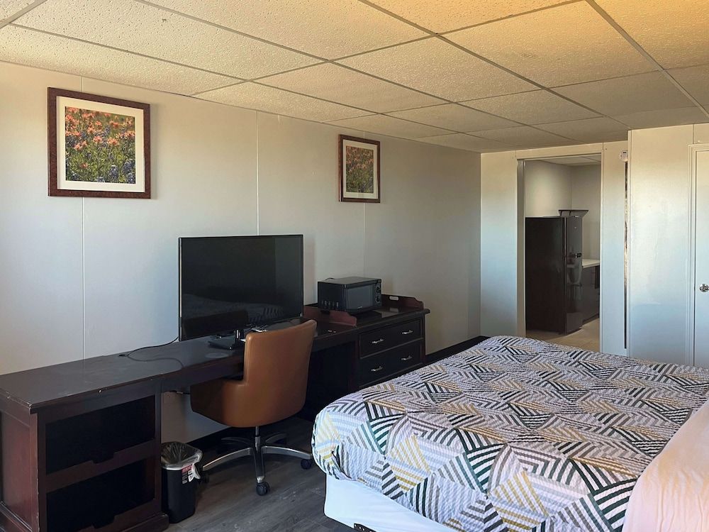 Studio 6 Borger, Tx – Boom Town Standard Room, 1 King Bed, Non Smoking, Kitchen 3