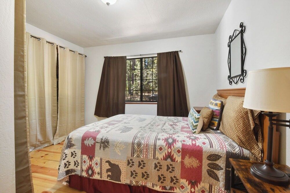 House, Multiple Beds, Fireplace, Mountain View (Elm Street Getaway)
