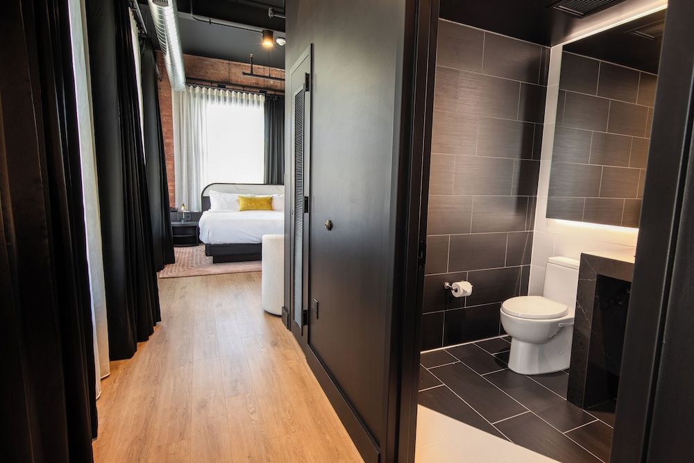 The Landmark Hotel and Casino Deluxe Single Room, 1 King Bed, City View 4