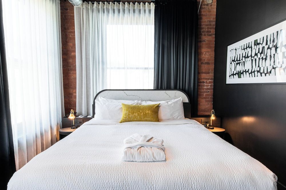 The Landmark Hotel and Casino Deluxe Single Room, 1 King Bed, City View 3