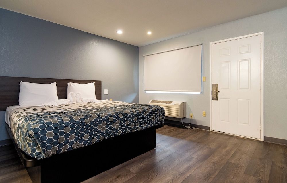 Colonial Palace Inn DELUXE KING ROOM 2