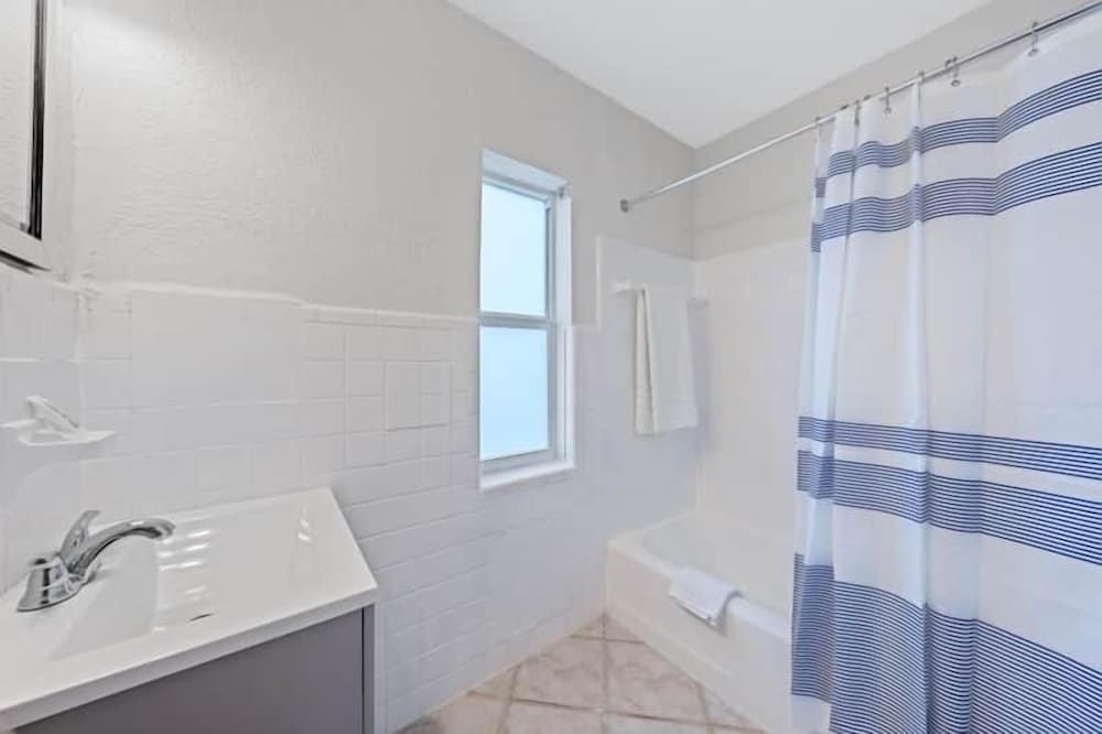 INLET PALM BEACHES Unit 9 -2 Bedrooms Balcony Oceanfront 4