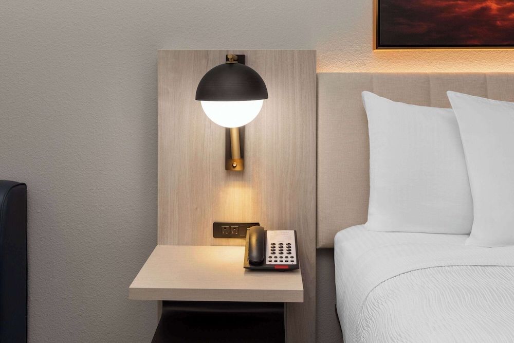 La Quinta Inn & Suites by Wyndham DeSoto Standard Room, 1 King Bed 4