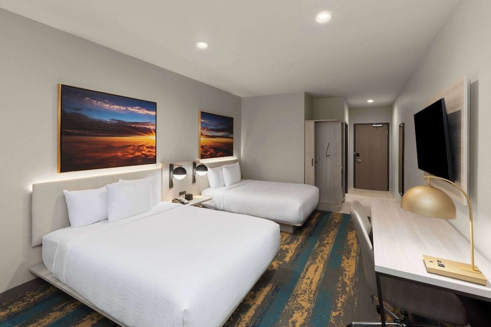 La Quinta Inn & Suites by Wyndham DeSoto Room, 2 Queen Beds, Mobility Accessible (Bathtub with Grab Bars)