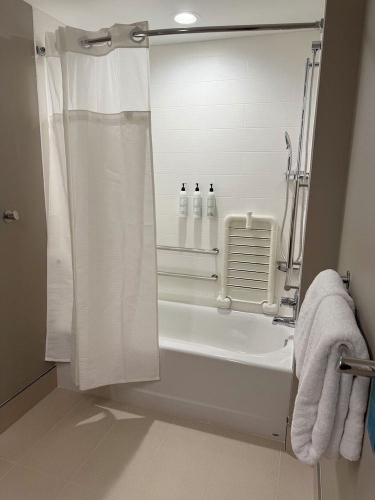 Springhill Suites By Marriott Fargo Studio Suite, Multiple Beds (Mobility/Hearing Accessible, Tub) 4