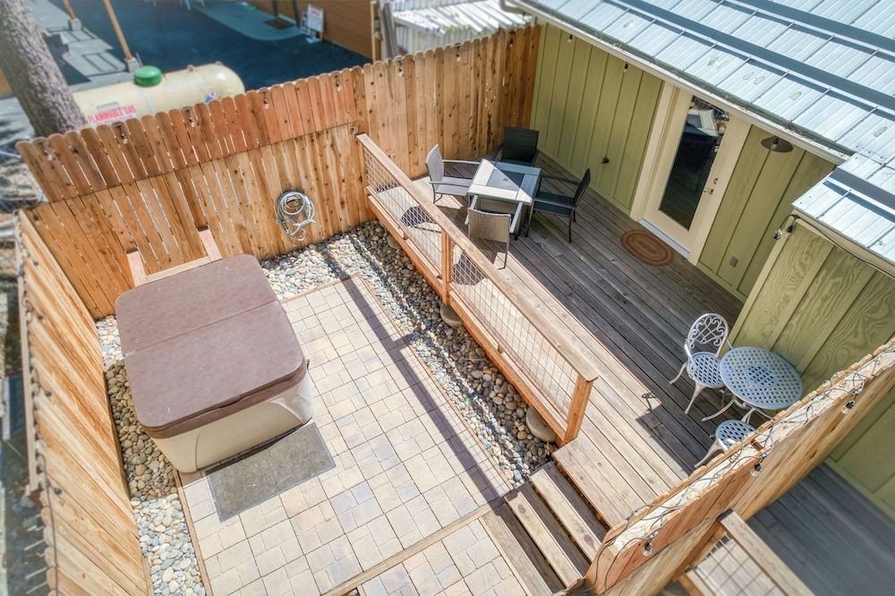 Cottage Like Suite With Private Hot Tub Luxury Cottage, Lake View 3